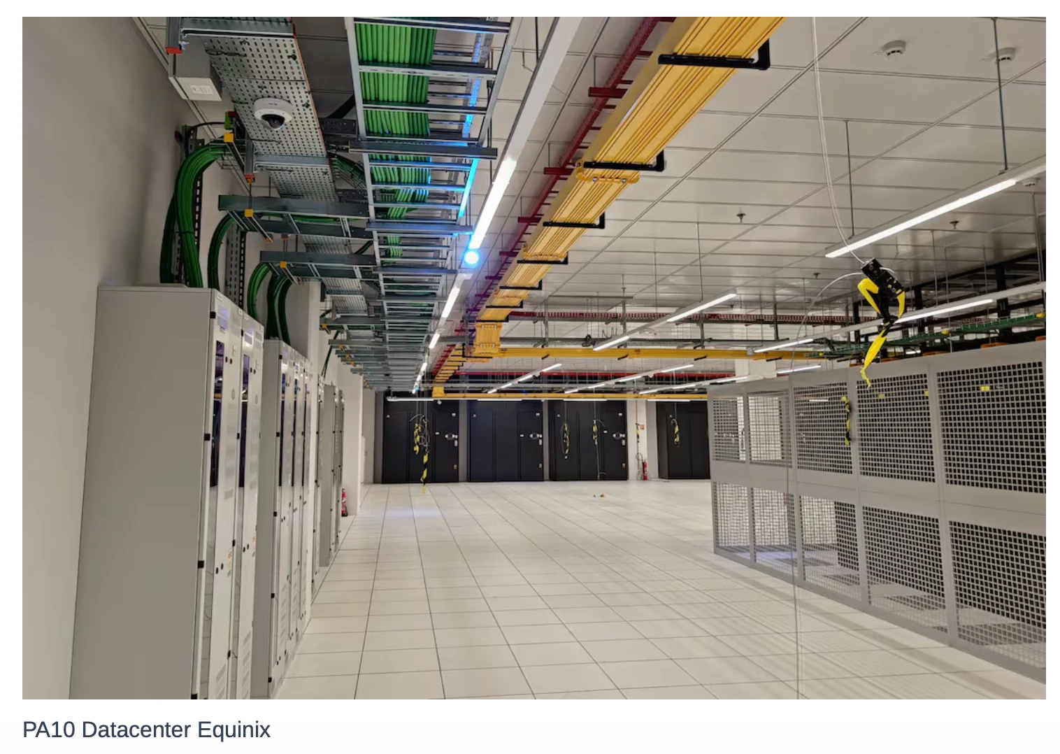 Salle blanche data center Equinix PA10 : faux-plancher, chemins de câbles aériens et goulottes FiberRunner